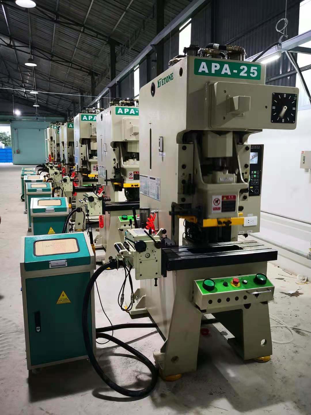 Wie unterstützt eine Hochgeschwindigkeits-Präzisionsstanzmaschine den Stanzprozess von Hardware-Zubehör?